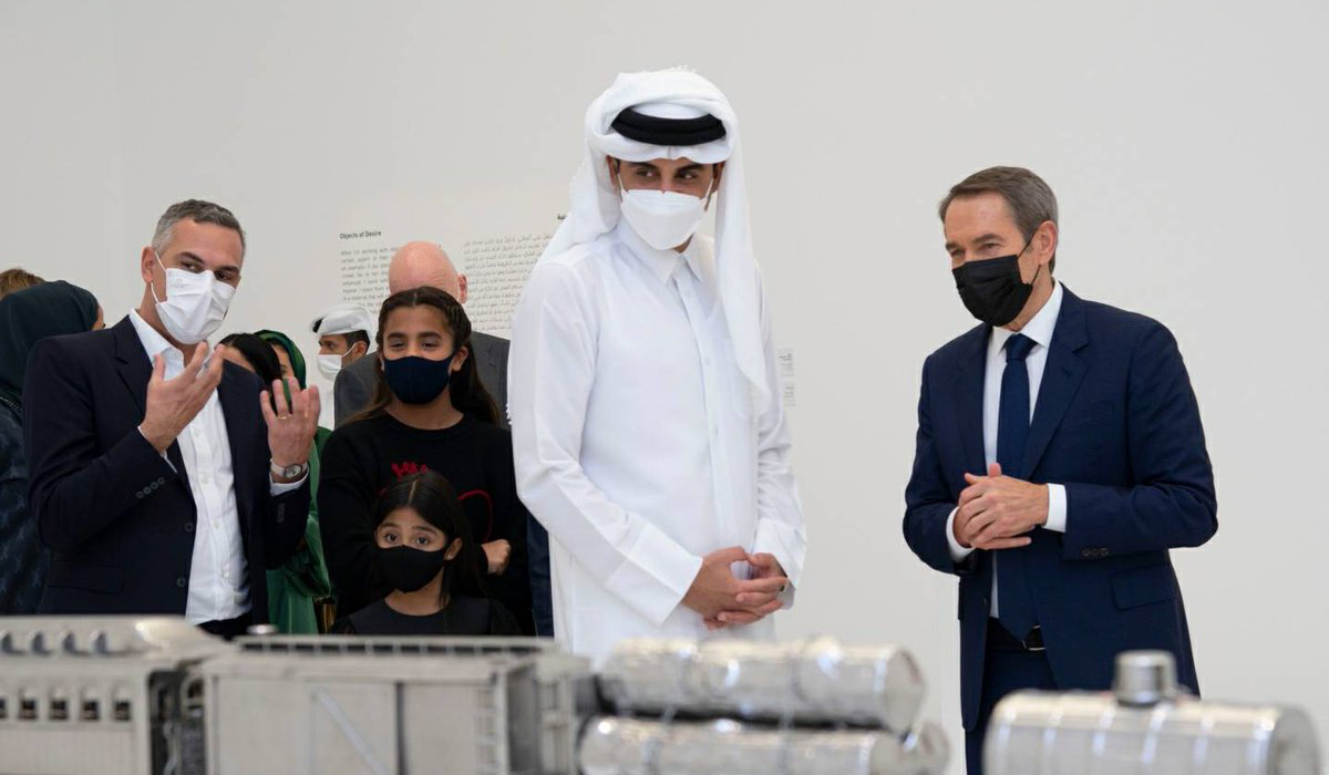Amir visits Jeff Koons exhibition